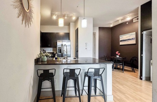 Deep Ellum Apartment | Spacious 2BD Deep Ellum Stay with Pool Gym Parking