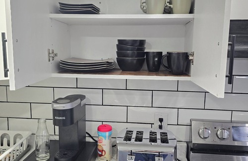 Milton Apartment | Spacious 2Bd family suite with full kitchen. Centrally located.