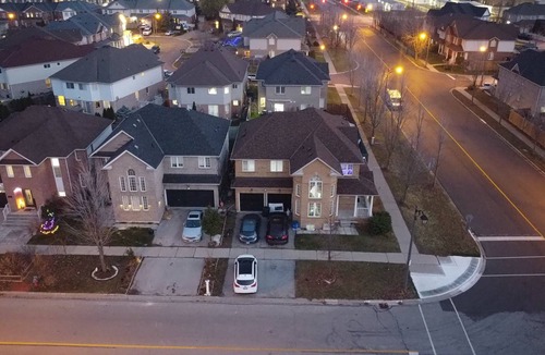 Milton Apartment | Spacious 2Bd family suite with full kitchen. Centrally located.