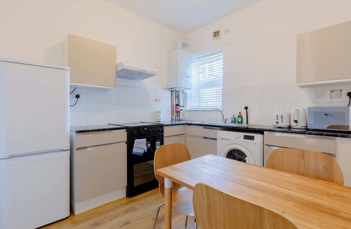 Custom House Apartment | Spacious 2BD Flat, Short Walk from ExCel London