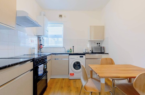 Custom House Apartment | Spacious 2BD Flat, Short Walk from ExCel London