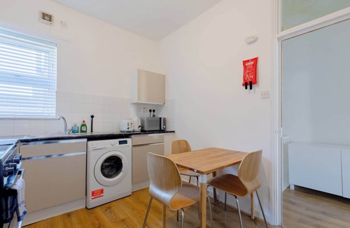 Custom House Apartment | Spacious 2BD Flat, Short Walk from ExCel London