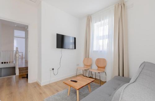 Custom House Apartment | Spacious 2BD Flat Short Walk from ExCel London
