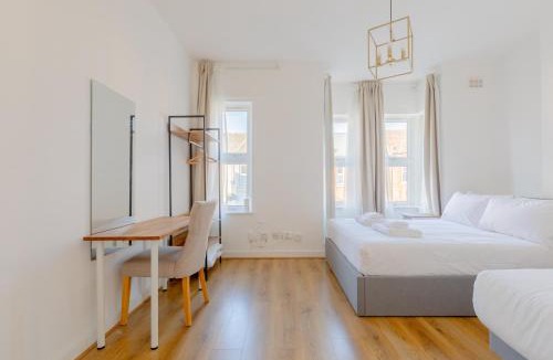 Custom House Apartment | Spacious 2BD Flat Short Walk from ExCel London