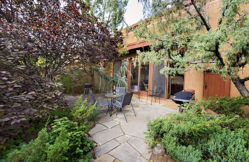 Historic Eastside House | Spacious 2bd Twhm - 5 minute walk to Canyon Road- private courtyard w/grill