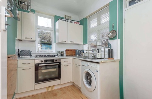 Abbey Apartment | Spacious 2BDR with Dedicated Work Area