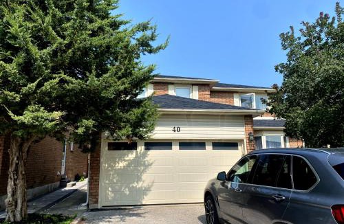 Richmond Hill Apartment | Spacious 2Bed-Room Free parking in central Richmond hill