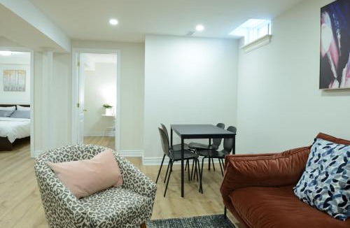 Richmond Hill Apartment | Spacious 2Bed-Room Free parking in central Richmond hill