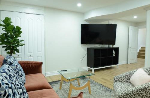 Richmond Hill Apartment | Spacious 2Bed-Room Free parking in central Richmond hill