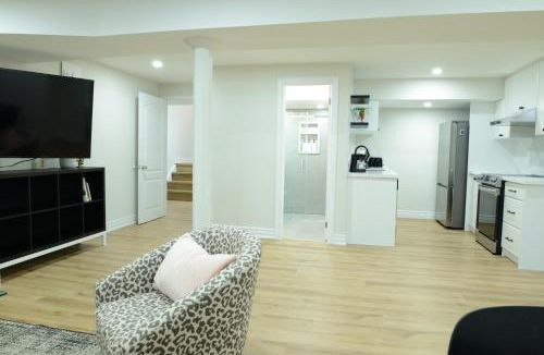 Richmond Hill Apartment | Spacious 2Bed-Room Free parking in central Richmond hill