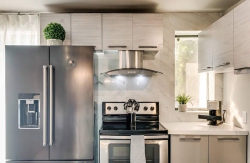 Old East Dallas Condo | Spacious 2BR/1.5BA condo in Lower Greenville featuring resort-style amenities—pool, hot tub, sauna, and courtyard—just steps from top dining, shopping, and nightlife.