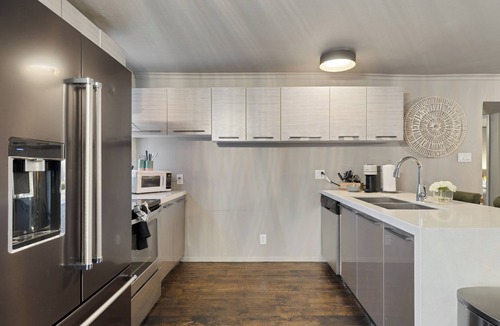 Old East Dallas Condo | Spacious 2BR/1.5BA condo in Lower Greenville featuring resort-style amenities—pool, hot tub, sauna, and courtyard—just steps from top dining, shopping, and nightlife.