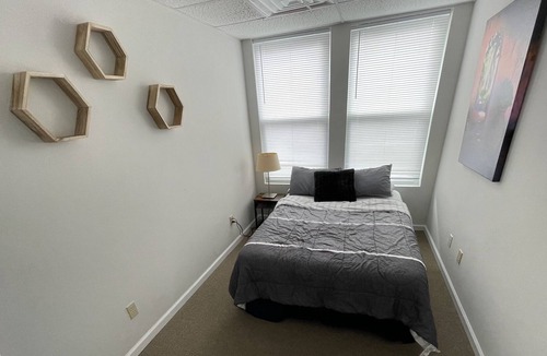 Huntington House | Spacious 2BR-1 Block from downtown