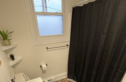 Huntington House | Spacious 2BR-1 Block from downtown