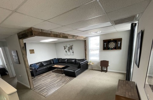 Huntington House | Spacious 2BR-1 Block from downtown