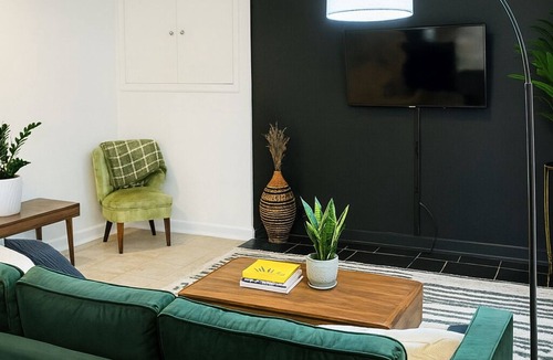 Tri-Taylor Apartment | Spacious 2BR - 10 mins from Downtown