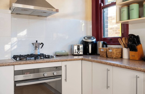 Marrickville House | Spacious 2BR, 2BA Creative Haven Near Cafes, Music + Art