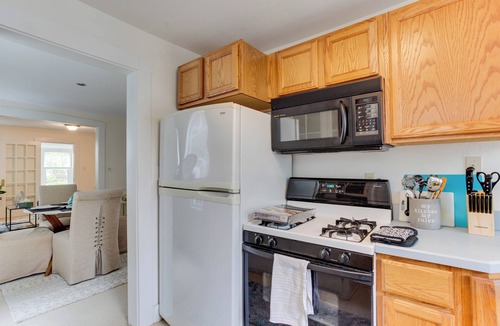 Potomac West Apartment | Spacious 2BR 2Level Apt - Walkable to metro!