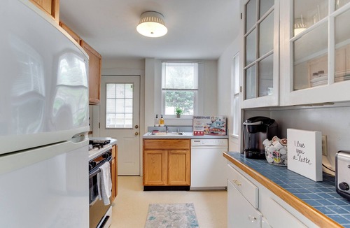 Potomac West Apartment | Spacious 2BR 2Level Apt - Walkable to metro!