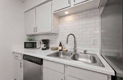 Central Arlington Apartment | Spacious 2BR 8min to AT&T FIFA 2026