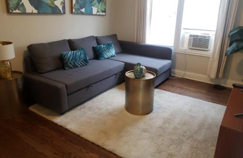 Chicago Apartment | Spacious 2BR Apartment near Airport - Central Charming
