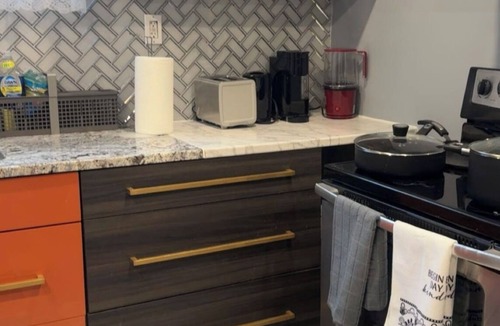 London House | Spacious 2BR Appartment W/Private Entry & Parking