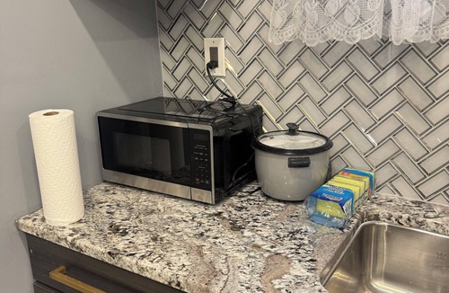 London House | Spacious 2BR Appartment W/Private Entry & Parking
