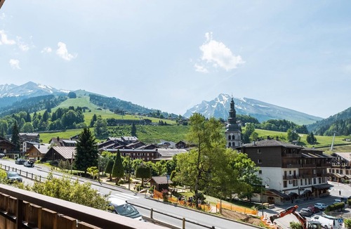 La Clusaz Apartment | Spacious 2BR, bright, near slopes and shops, elevator