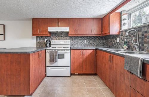 Lakeview House | Spacious 2BR Bsmt Apt w/Free Parking