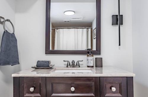 Lakeview House | Spacious 2BR Bsmt Apt w/Free Parking