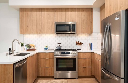 Burlingame Condo | Spacious 2BR Condo at One Adrian w Pool