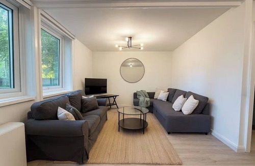 Soho Apartment | Spacious 2BR Covent Garden Flat ~ Theatre District