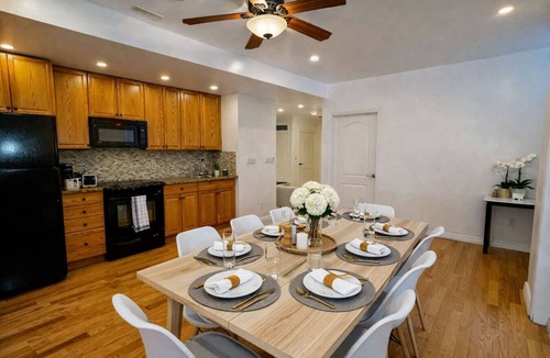 Brampton House | Spacious 2BR+Den Retreat + Fireplace + 10ft Ceiling