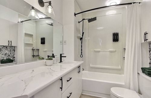 Quartier 5-4 Apartment | Spacious 2BR - Emerald SuiteHot Tub + Free Parking