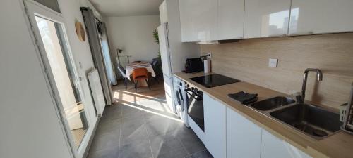 Les Puces de Saint-Ouen Apartment | Spacious 2BR flat with Balcony In the greater Paris area