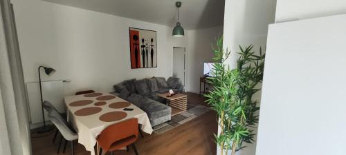 Les Puces de Saint-Ouen Apartment | Spacious 2BR flat with Balcony In the greater Paris area