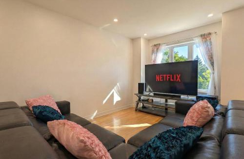 Laval House | Spacious 2BR | FREE Parking + 1.5 Bath | Near YUL