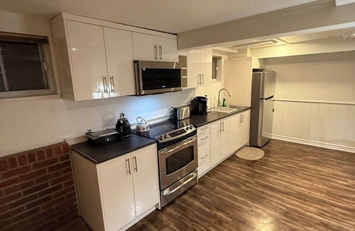 Thornhill House | Spacious 2BR Full Kitchen Vaughan