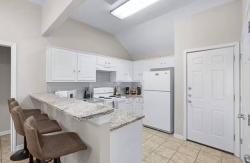 College Station House | Spacious 2BR House, Steps from A&M - King - Patio
