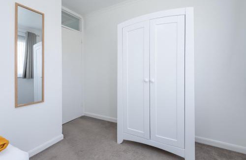 Wallington Apartment | Spacious 2BR home in Croydon with parking