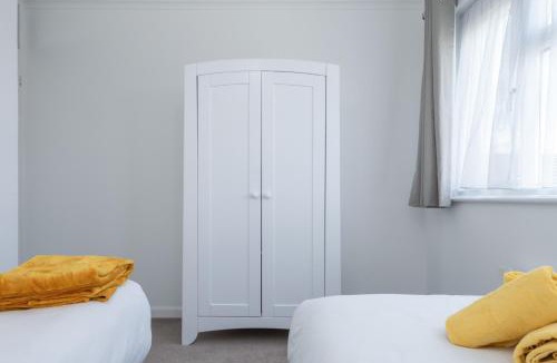 Wallington Apartment | Spacious 2BR home in Croydon with parking