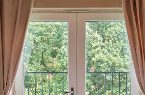 Iverley Apartment | Spacious 2BR Home with Parking & Wi-Fi, Wokingham