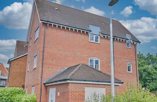 Iverley Apartment | Spacious 2BR Home with Parking & Wi-Fi, Wokingham