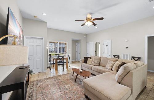 College Station House | Spacious 2BR House, Steps from A&M - King - Patio