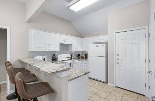 College Station House | Spacious 2BR House, Steps from A&M - King - Patio