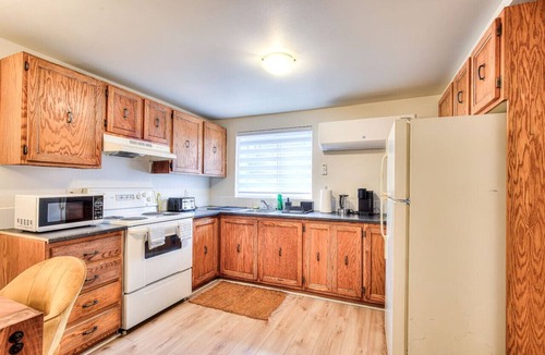 Pierrefonds-Roxboro Apartment | Spacious 2BR in MTL with included parking spot