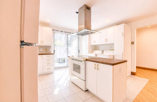 Youville Apartment | Spacious 2BR, Near Metro, Full Kitchen