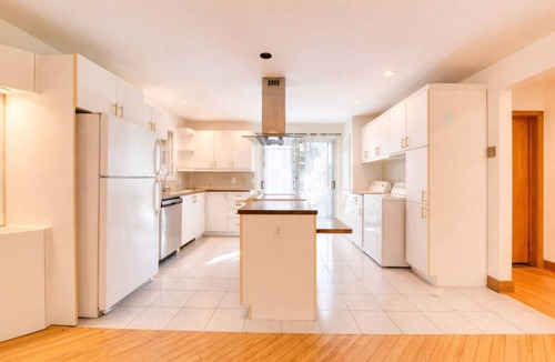 Youville Apartment | Spacious 2BR, Near Metro, Full Kitchen