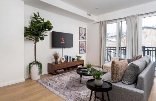 Palmerston Apartment | Spacious 2BR near UofT and College