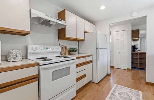 Newport Apartment | Spacious 2BR Retreat Fireplace Private Entry Pets Welcome